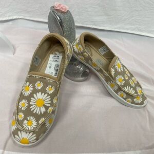 (NWOT) Size 5, boho Daisy flowers designs,Loafers,Rocket Dog shoes